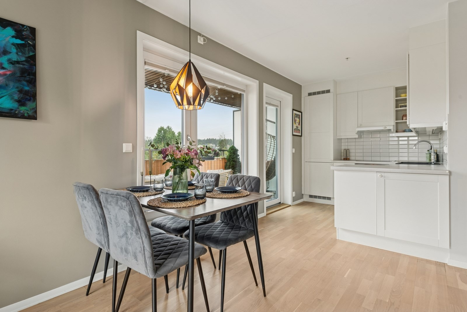 Leiligheten er en meget pen hjørneleilighet i Lørenskog stasjonsby med nærhet til "alt". Galleribilde