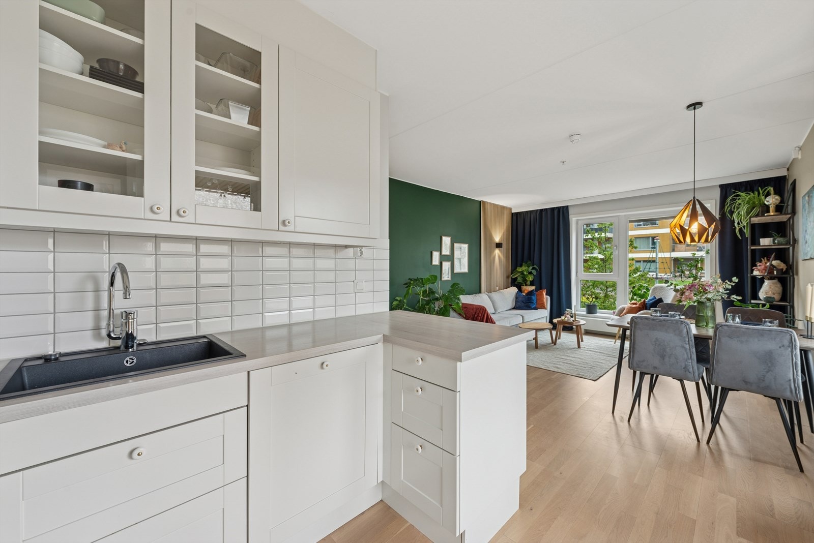 Takhøy innredning med profilerte fronter, laminert benkeplate og integrerte hvitevarer. Galleribilde