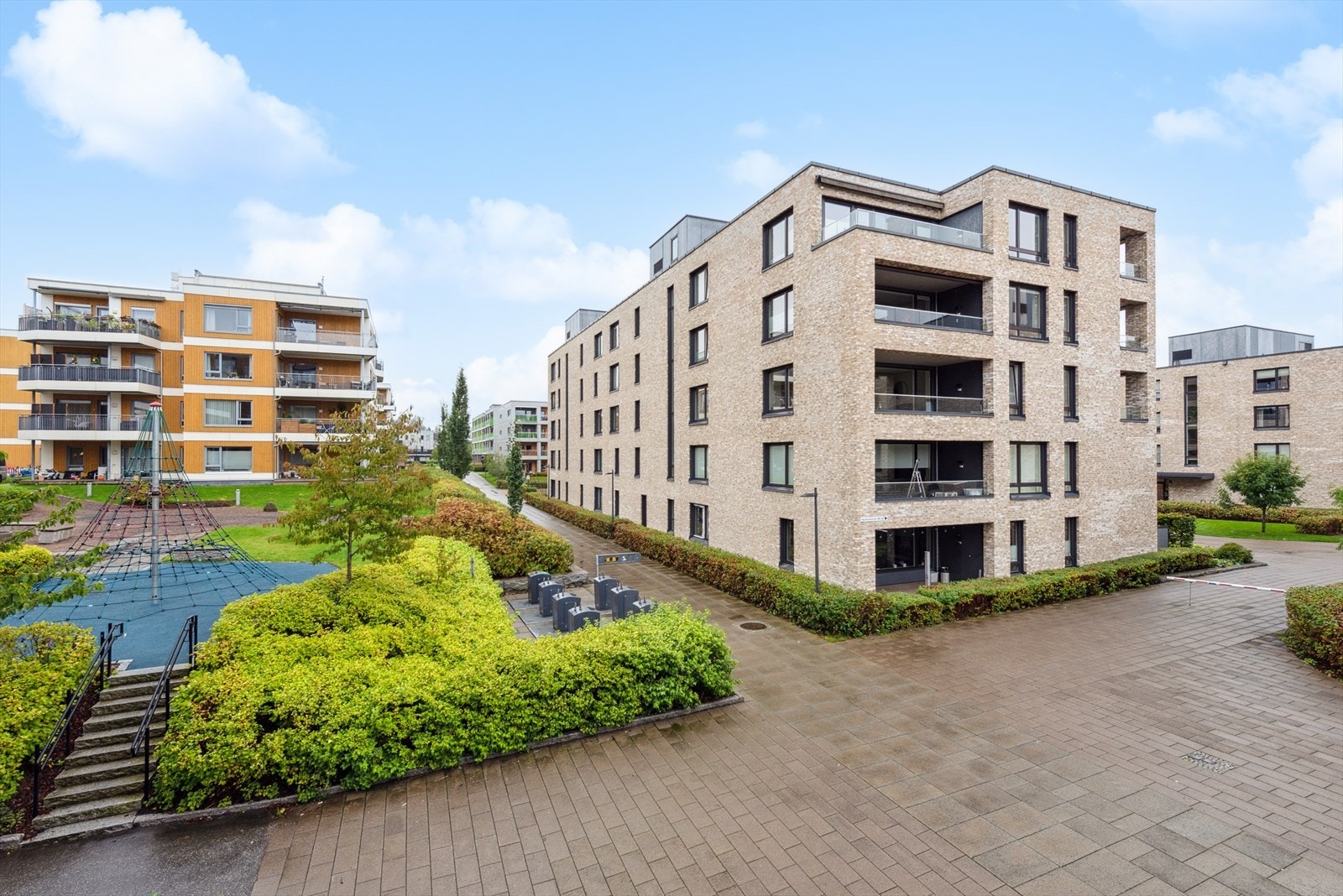 Leiligheten har en fin intern beliggenhet i Lørenskog Stasjonsby som er et nyere boligkompleks sentralt i Lørenskog. Meget gode pendlermuligheter til Oslo og Lillestrøm. Galleribilde