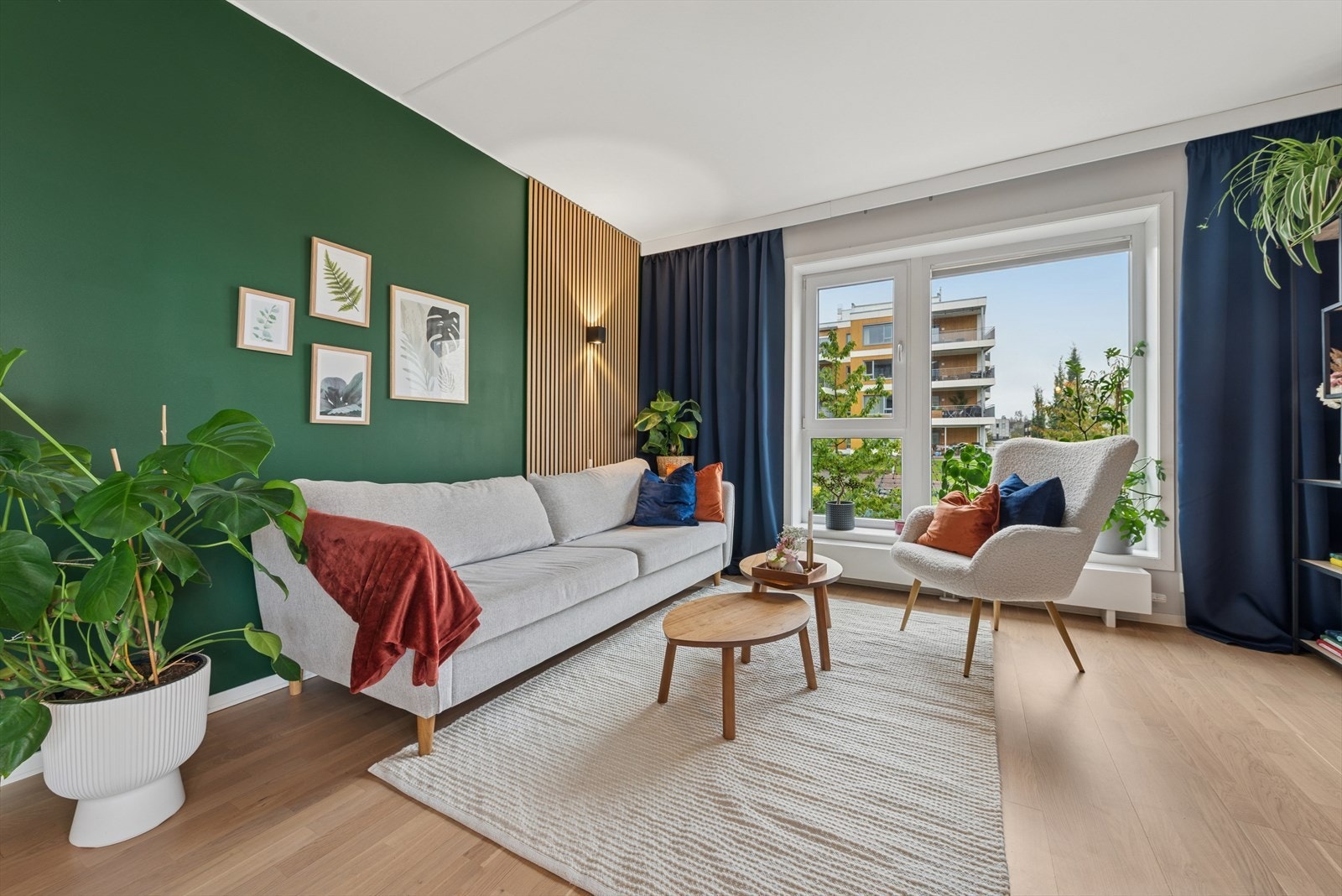 Stuen er oppgradert med en moderne spilevegg. Galleribilde