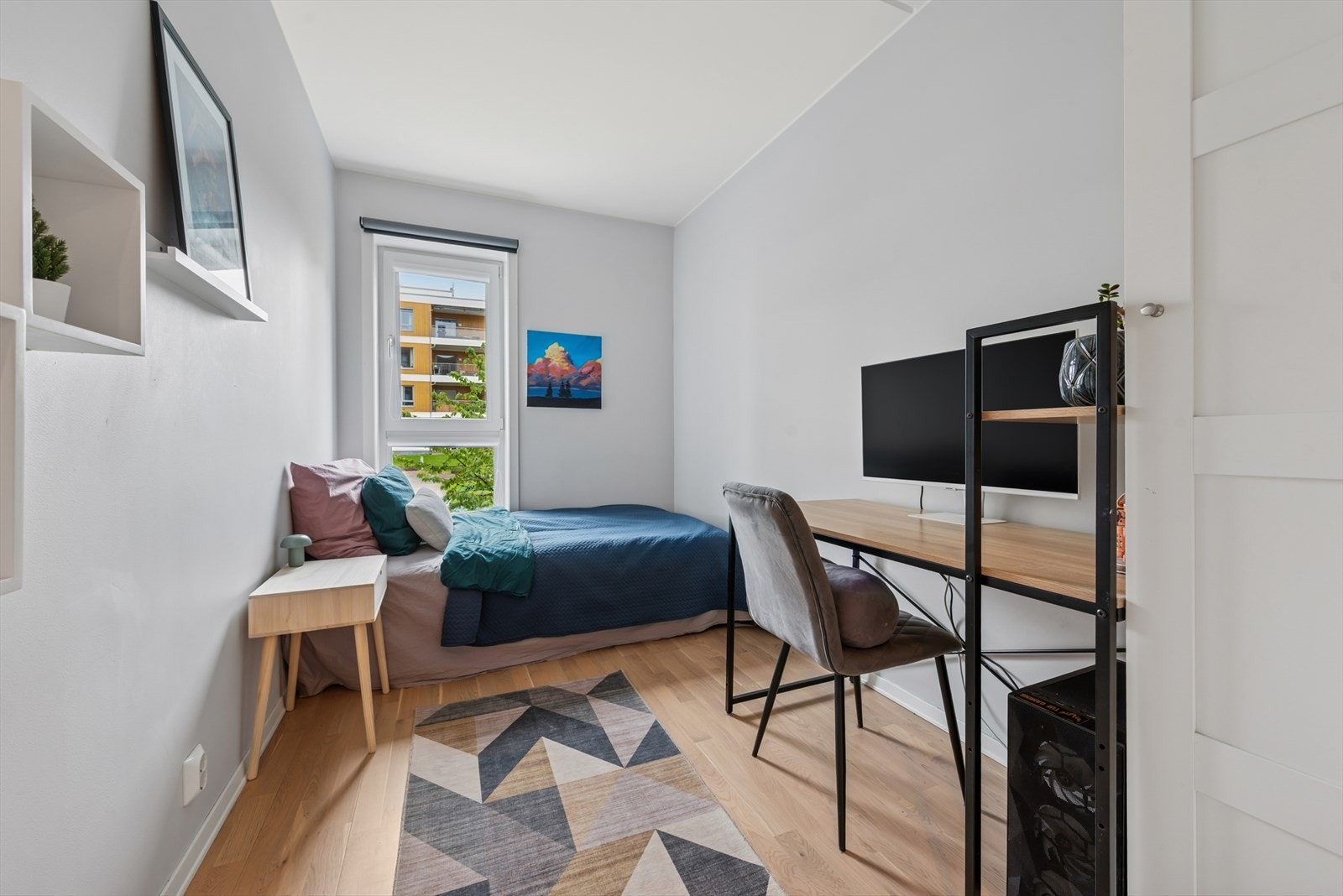 Soverommene er romslige og lyse, med store vinduer, nøytrale farger og praktisk oppbevaringsplass. Galleribilde