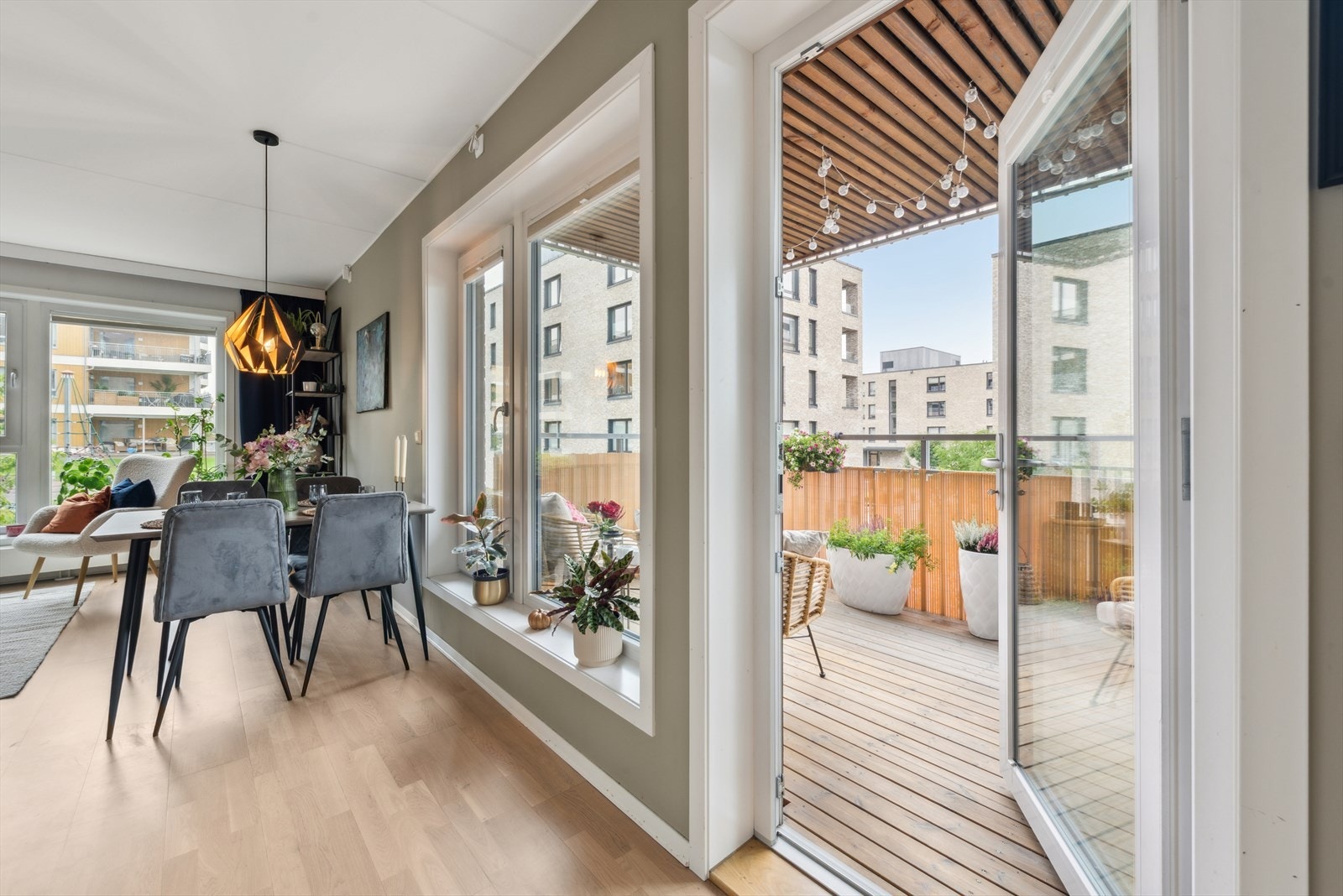 Fra stuen er det utgang til den solrike balkongen. Galleribilde