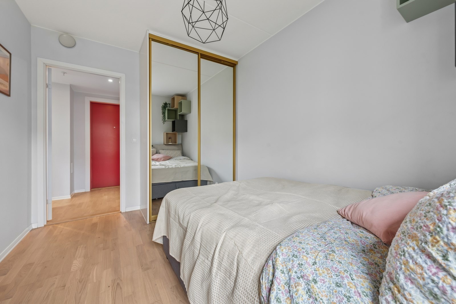 Det er god oppbevaringsplass i garderobeskap på begge rom. Galleribilde