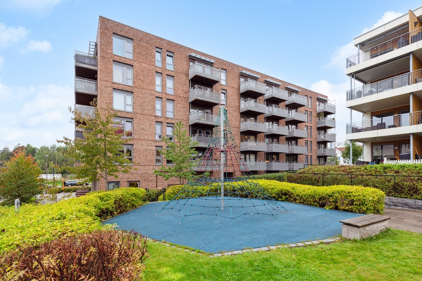 Leiligheten er en hjørneleilighet beliggende i 2. etg. i dette bygget som er fra 2016. Galleribilde