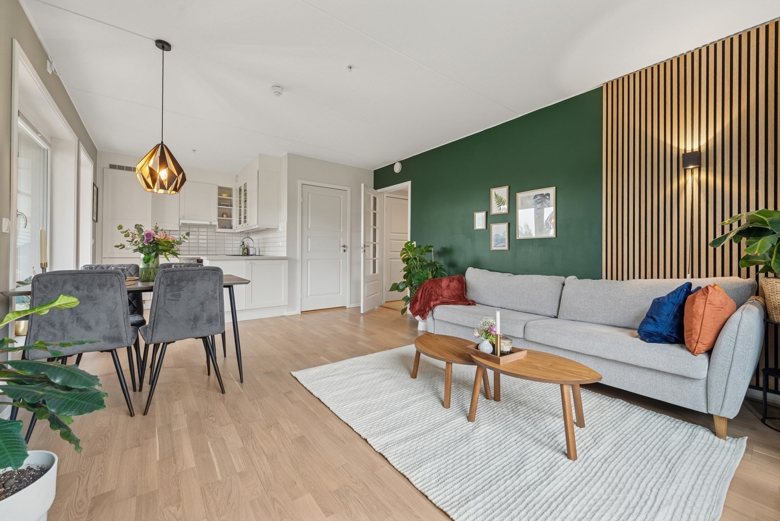 Lys og moderne bolig med gjennomgående stilrene løsninger. Galleribilde