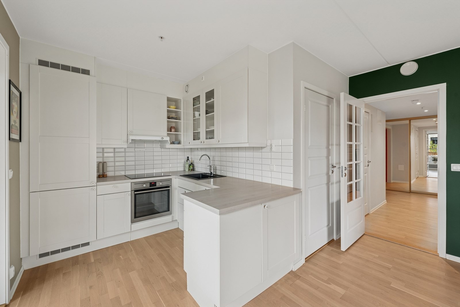 Kjøkkenet har et lyst og innbydende design og rikelig oppbevaringsplass. Galleribilde