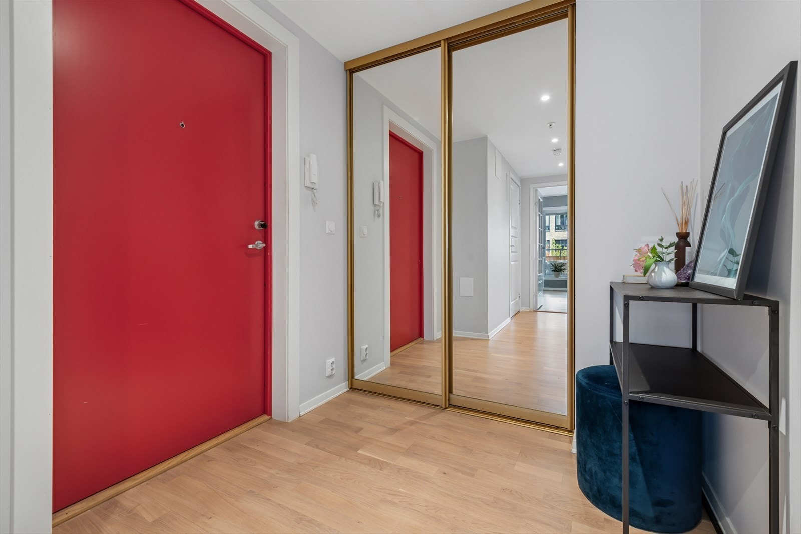 Lys og innbydende entrè med god oppbevaringsplass i skyvedørsgarderobe. Galleribilde