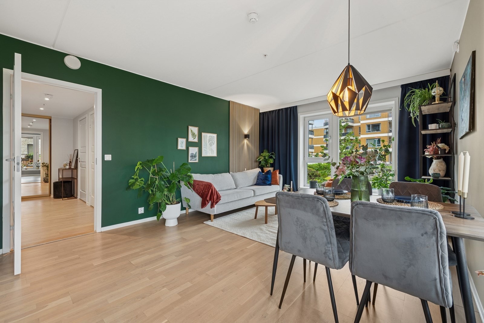 Koselig spiseplass i tilknytning til kjøkkenet. Galleribilde