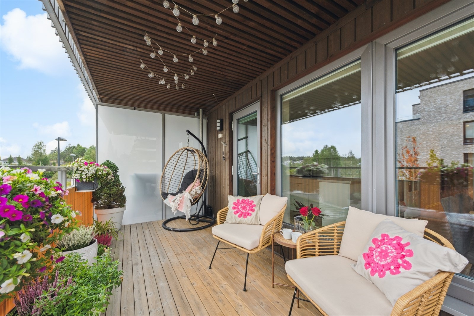 God plass til flere møbelgrupper og gassgrill på balkongen. Galleribilde