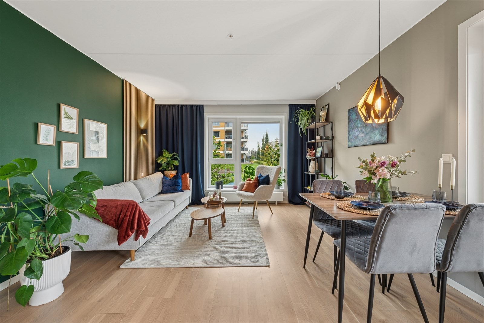 Romslig stue med store vinduer og gode møbleringsmuligheter. Galleribilde