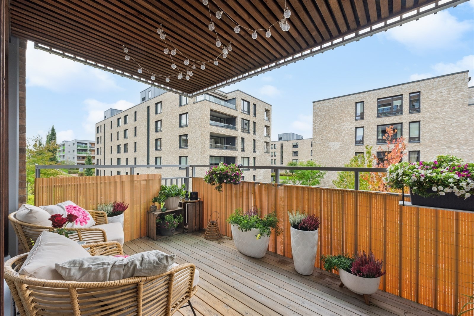 Balkongen er praktisk overbygget og har mye sol. Galleribilde