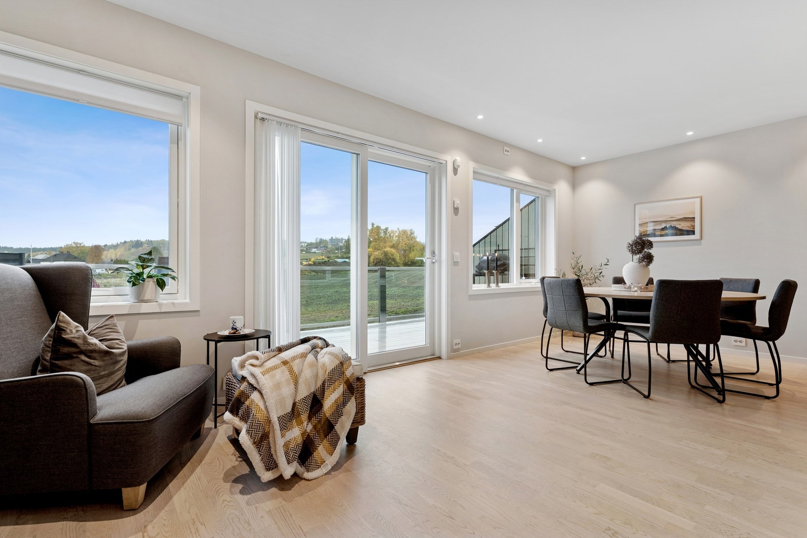 Det er gjennomgående lyse og moderne overflater i hele boligen. Galleribilde