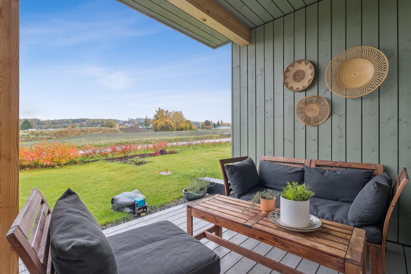 Overbygd terrasse med sømløs overgang til hagen. Galleribilde