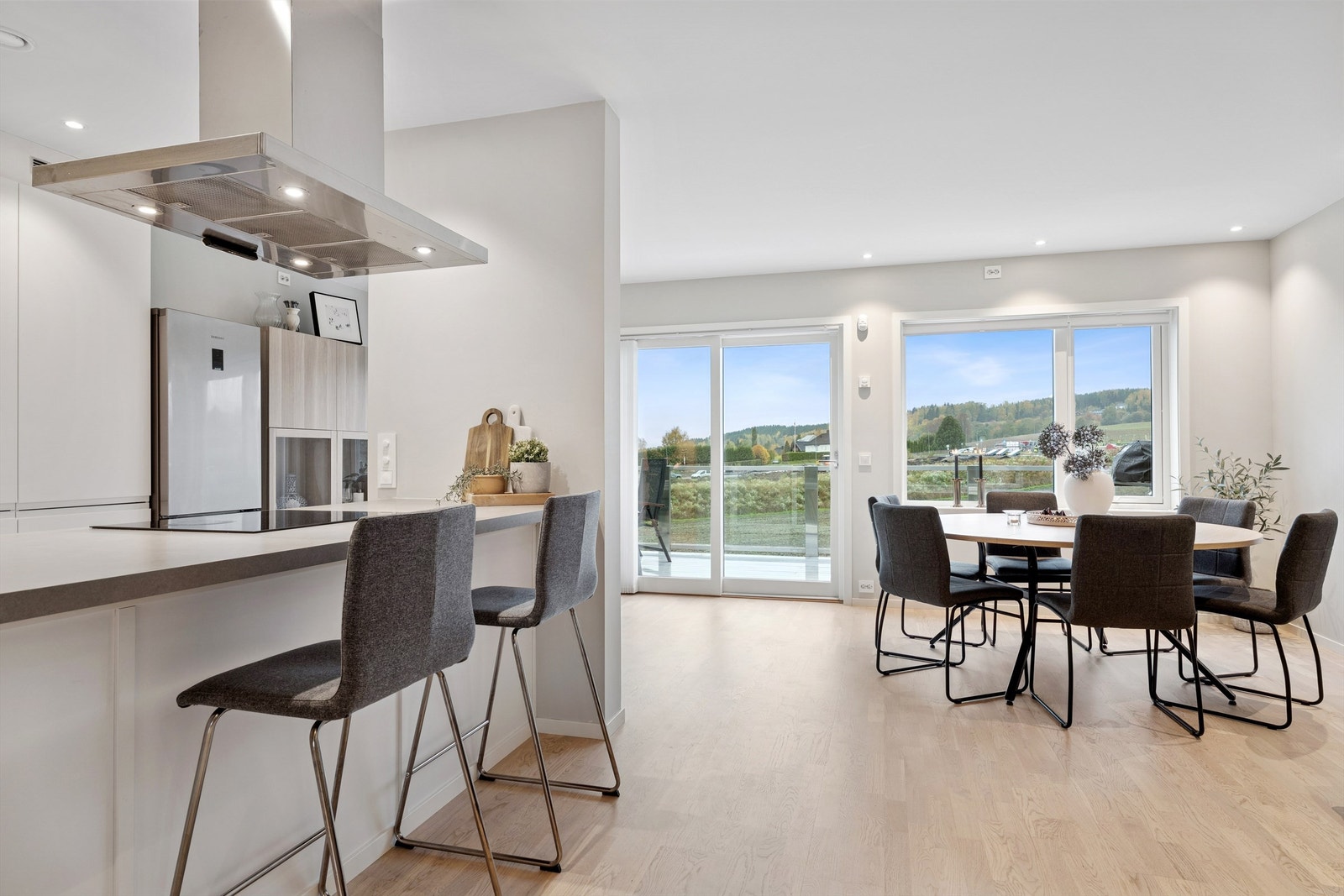 Åpen stue- og kjøkkenløsning som gir et sosialt oppholdsrom. Galleribilde