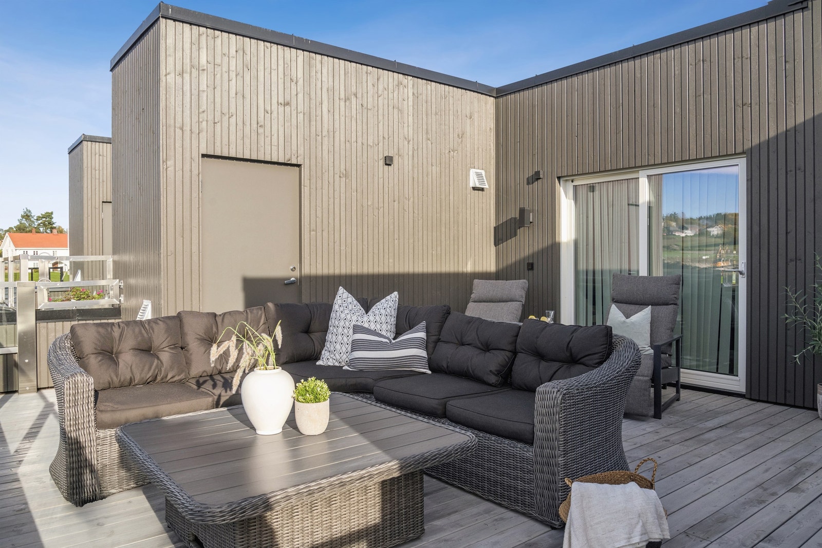 Romslig takterrasse i 3. etasje. Galleribilde