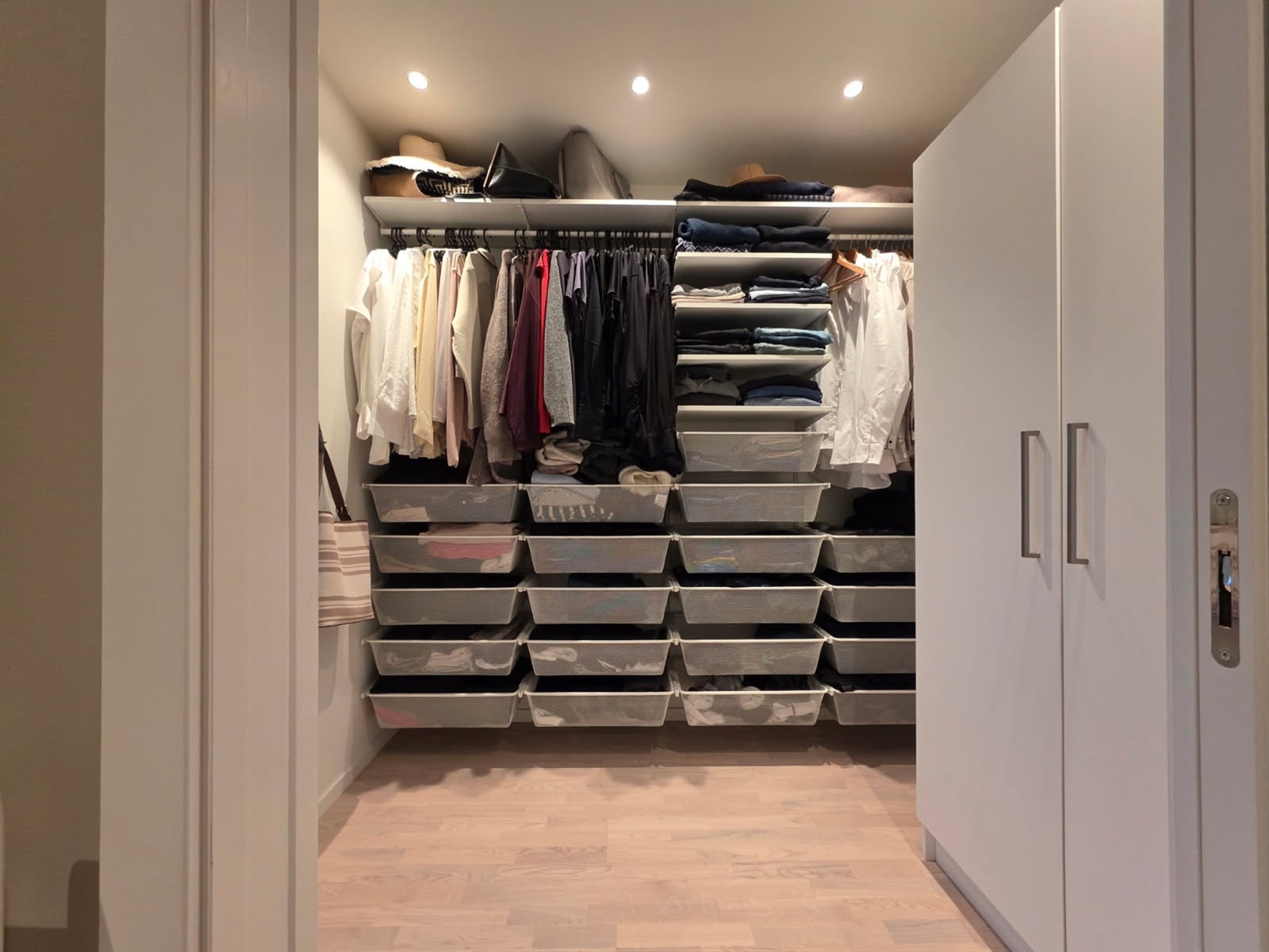 Garderobe med rikelig med innredning Galleribilde