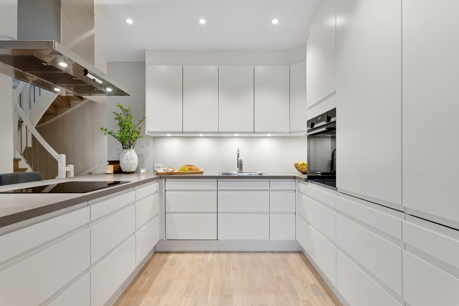 Kjøkken med god skap- og benkeplass. Galleribilde