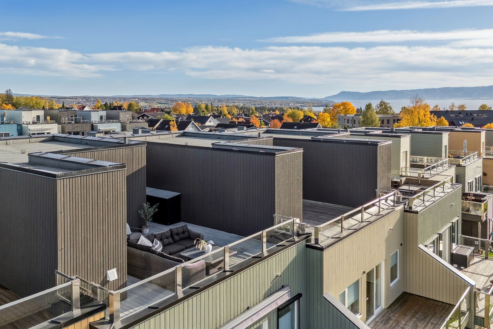 Skjermet takterrasse med god plass til utemøblement. Galleribilde