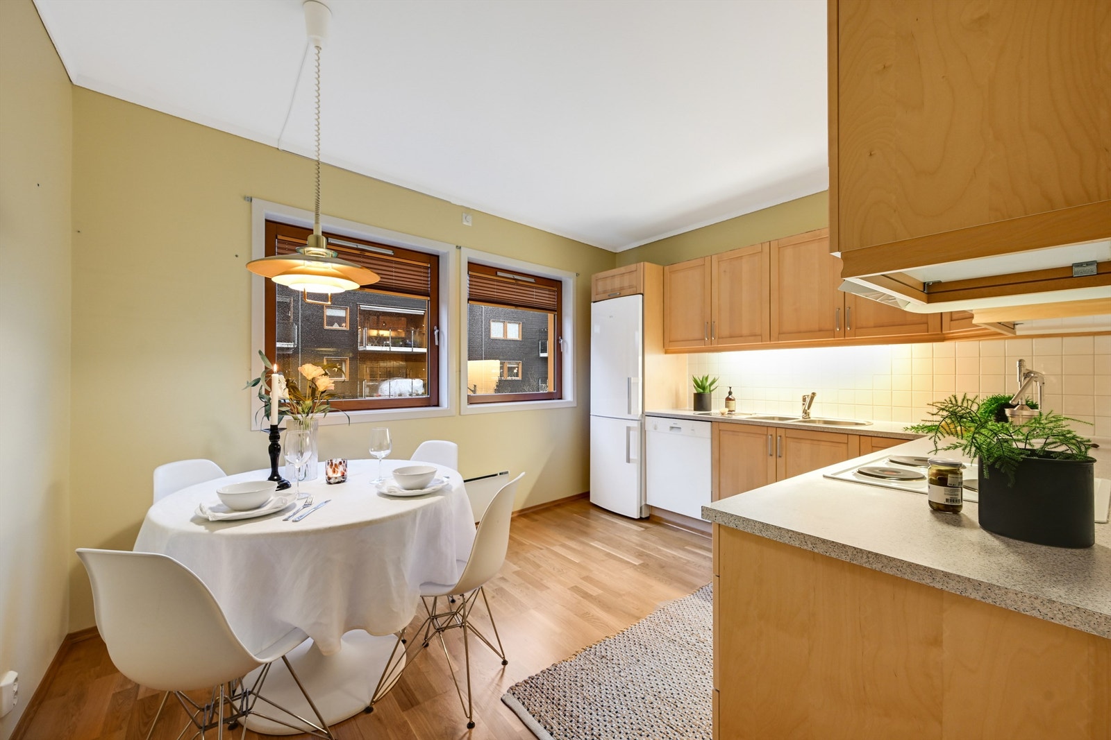 Kjøkkenet er stort med god skap- og benkeplass. Galleribilde