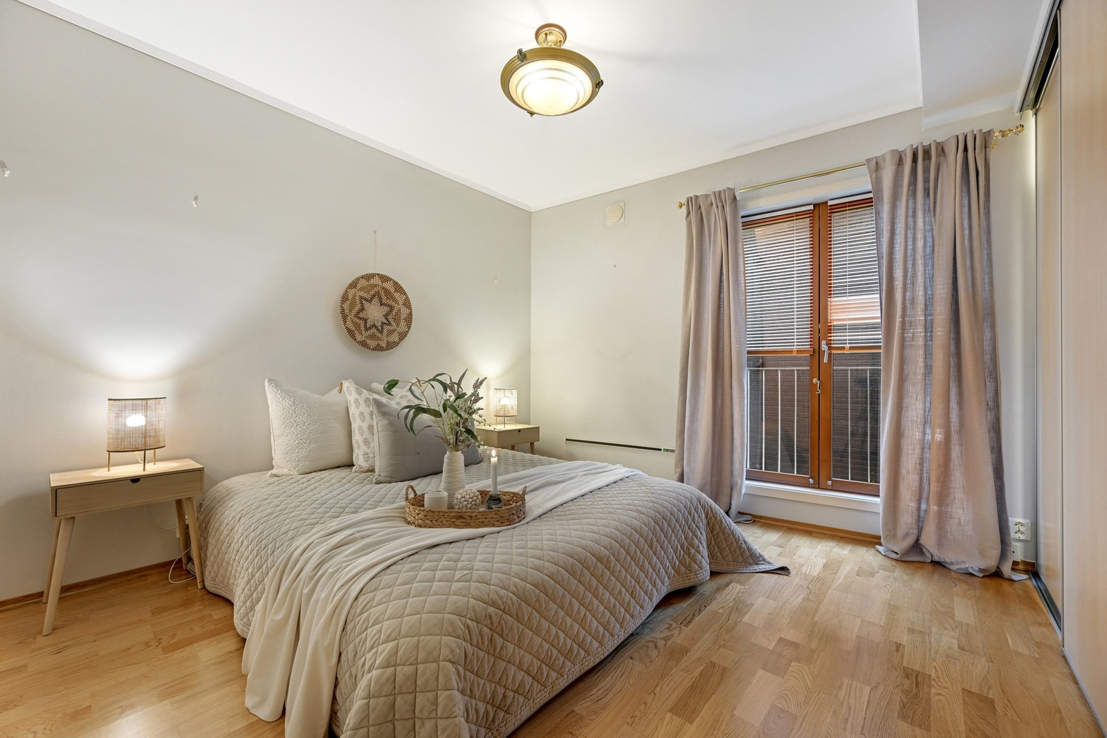 Hovedsoverom har privat inngang til garderobe og bad Galleribilde