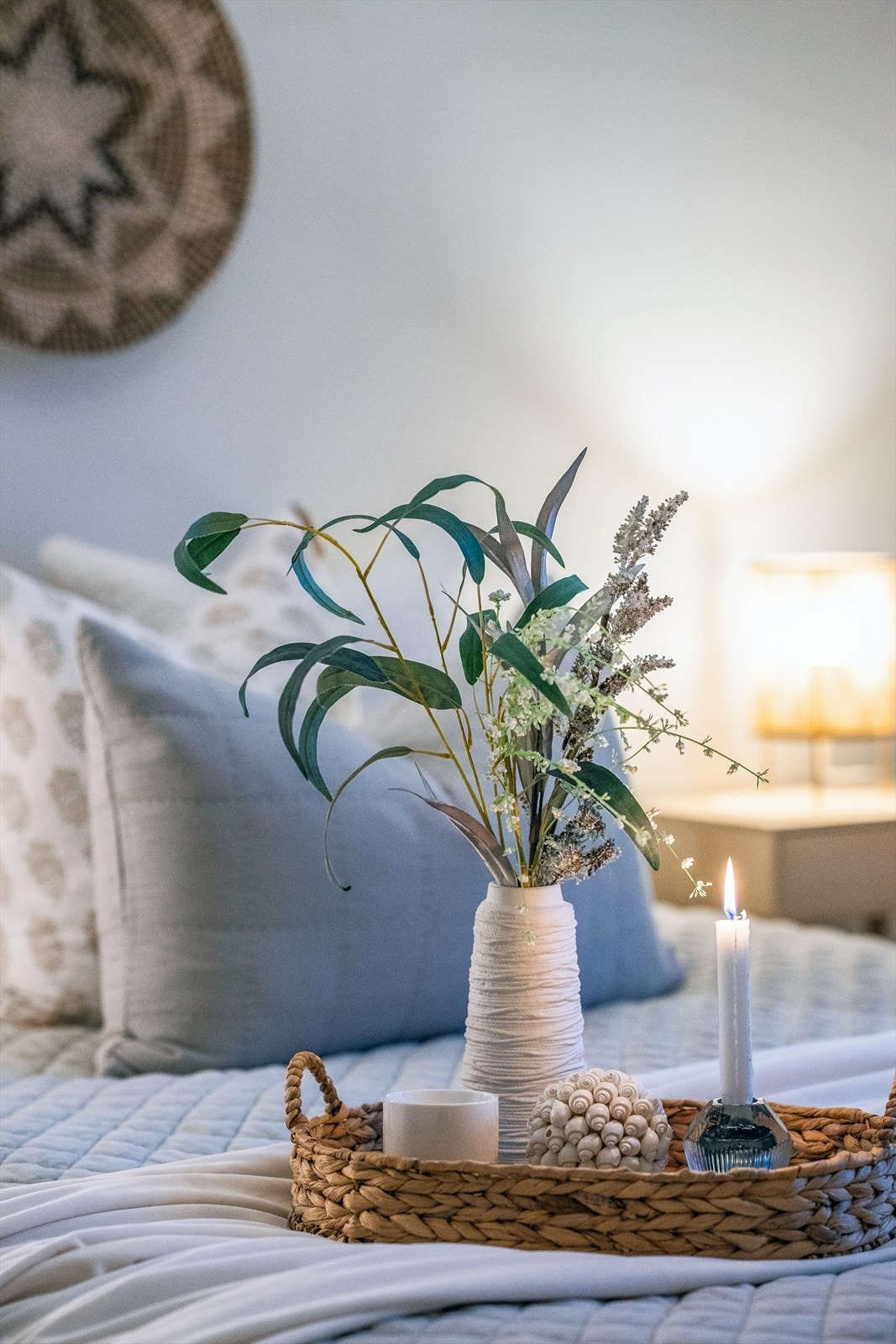 Soverommet har store vinduer med fransk balkong Galleribilde