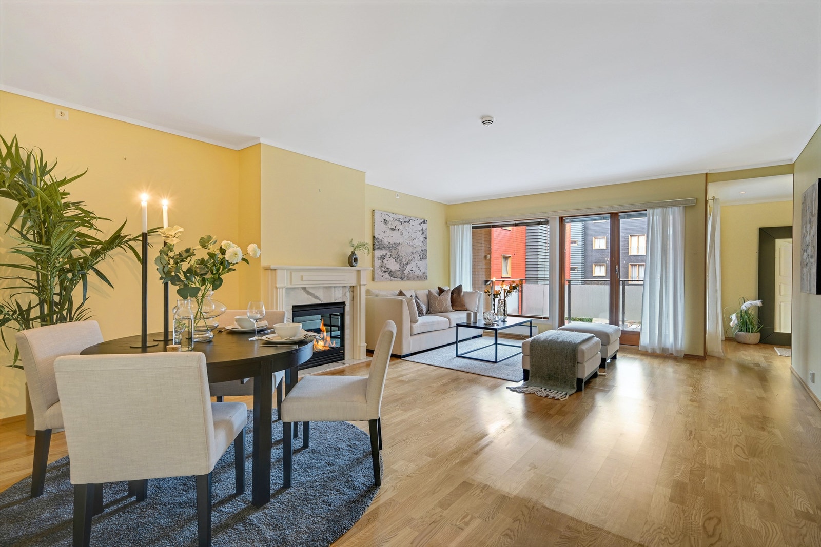 Stuen er romslig med plass til både spisemøbler og sofagruppe Galleribilde