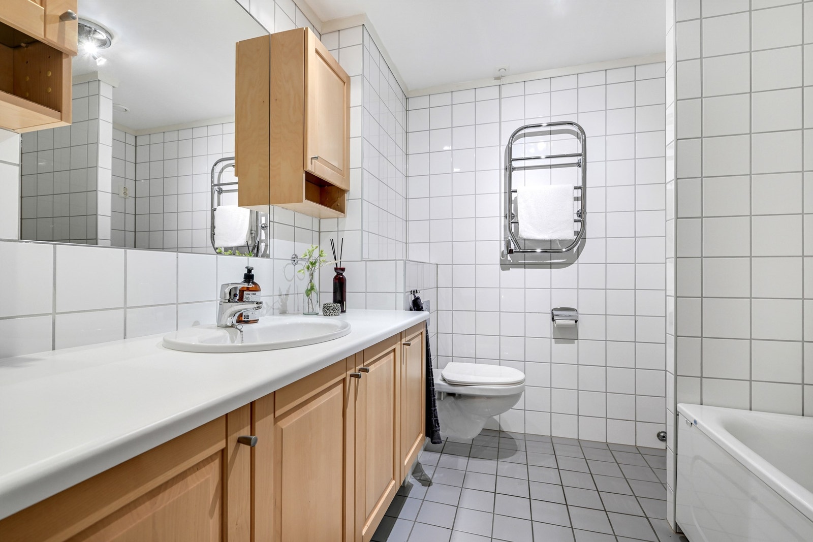 Badet tilhørende hovedsoverom er Innredet med dusj/badekar, servant og vegghengt klosett. Galleribilde