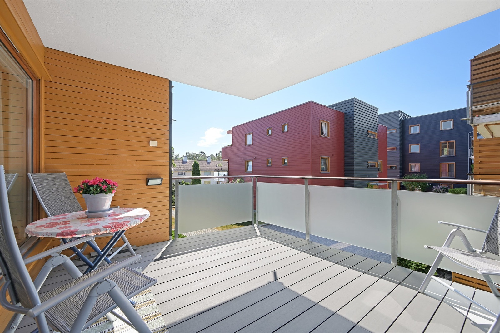 Overbygd veranda med glassrekkverk Galleribilde