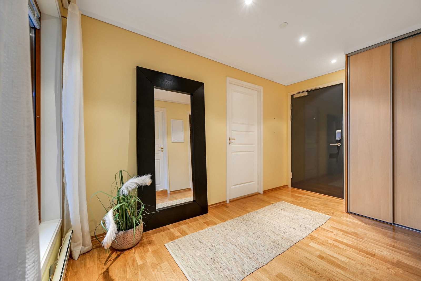 Leiligheten har en romslig entrè og det er mulig å ta heis opp til 2. etg. Galleribilde