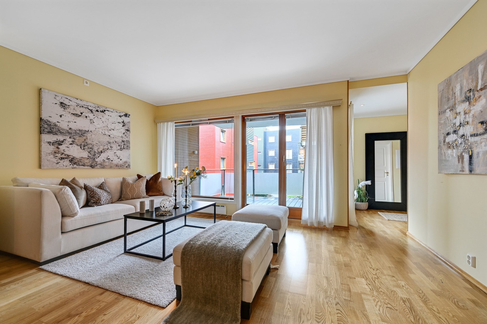 TV-stue med god plass og utgang til terrasse. Her er det også gasspeis. Galleribilde