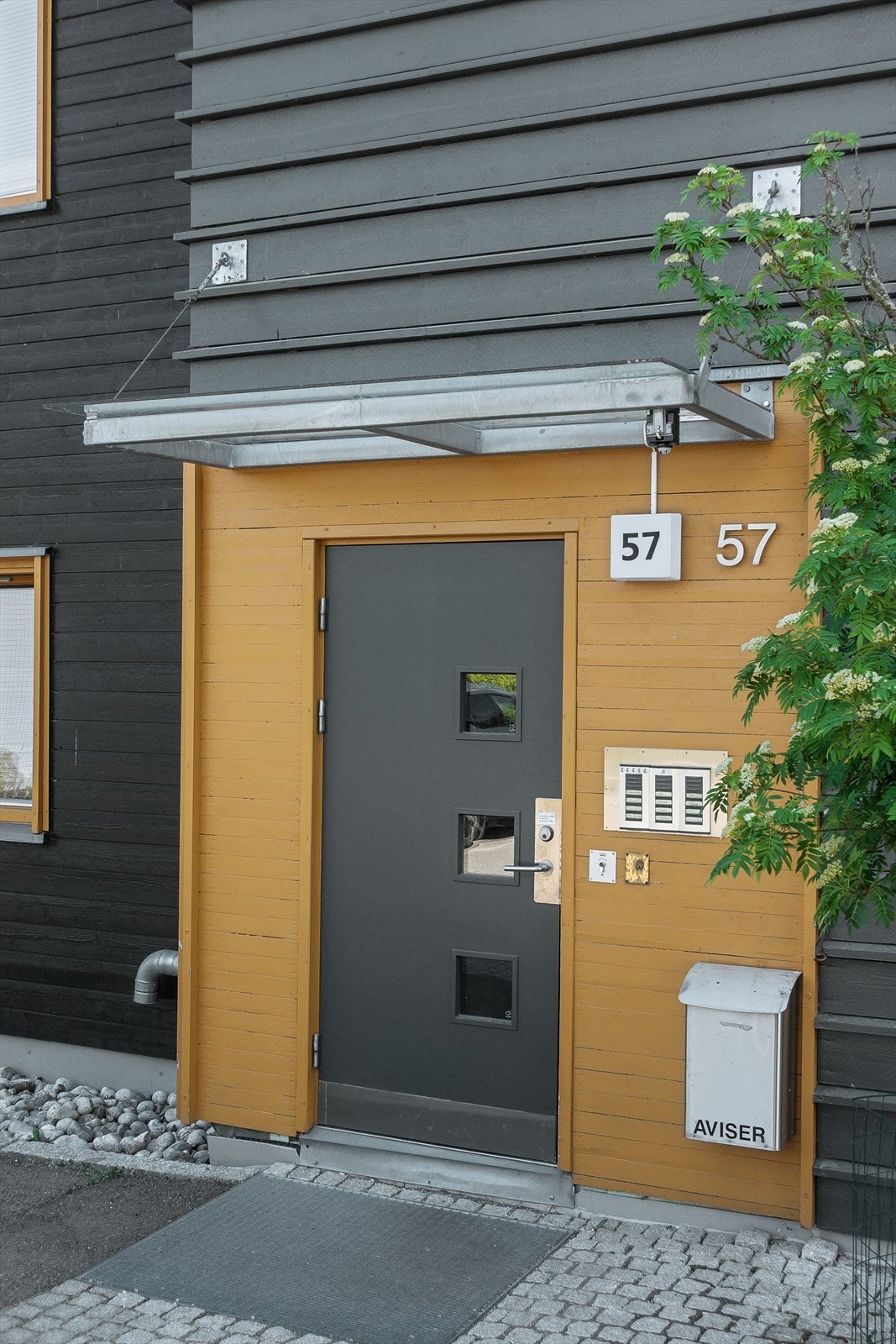 Leiligheten ligger i byggets andre etasje med heisadkomst Galleribilde