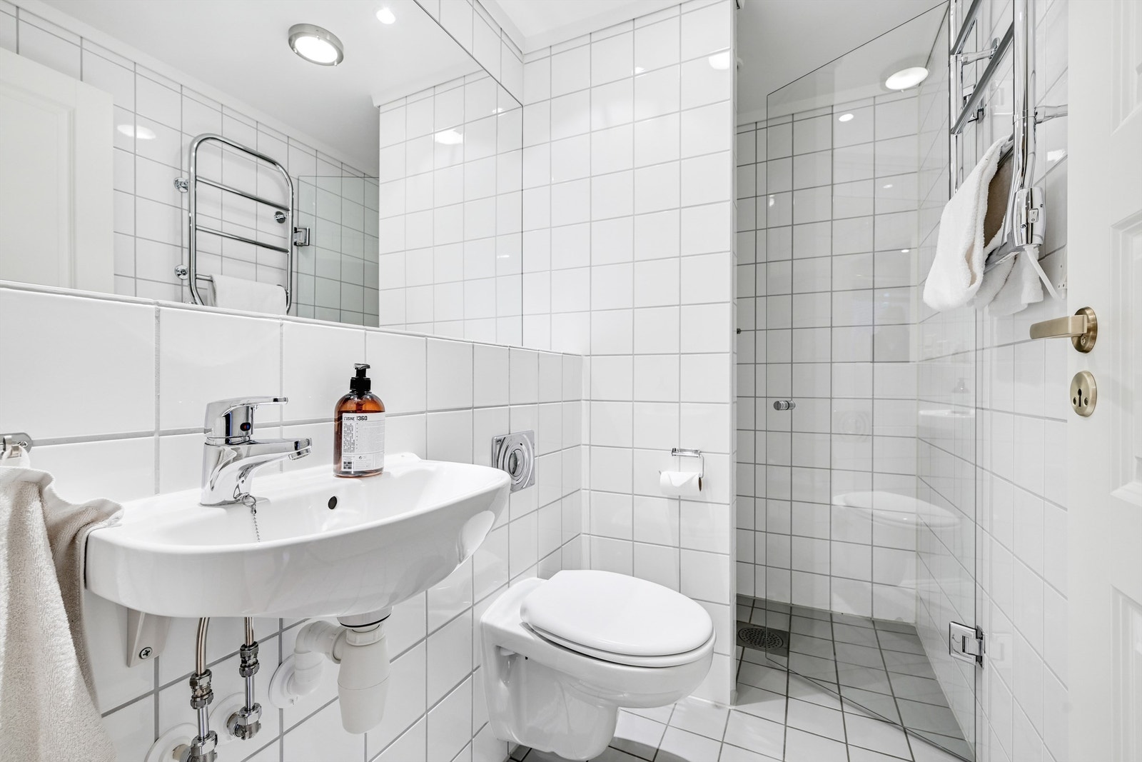 Det ene badet er Innredet med dusjnisje m/glassdør, servant og vegghengt klosett Galleribilde