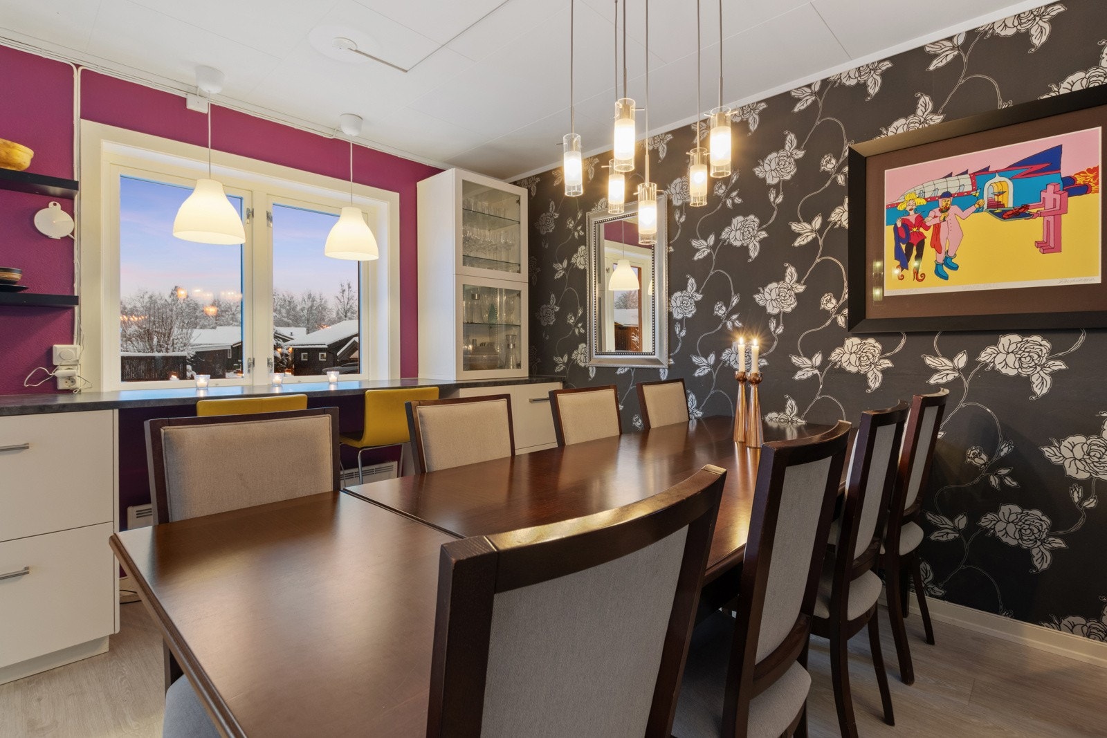 Ved spisestua er det også en hyggelig barløsning med vinduspost. Galleribilde