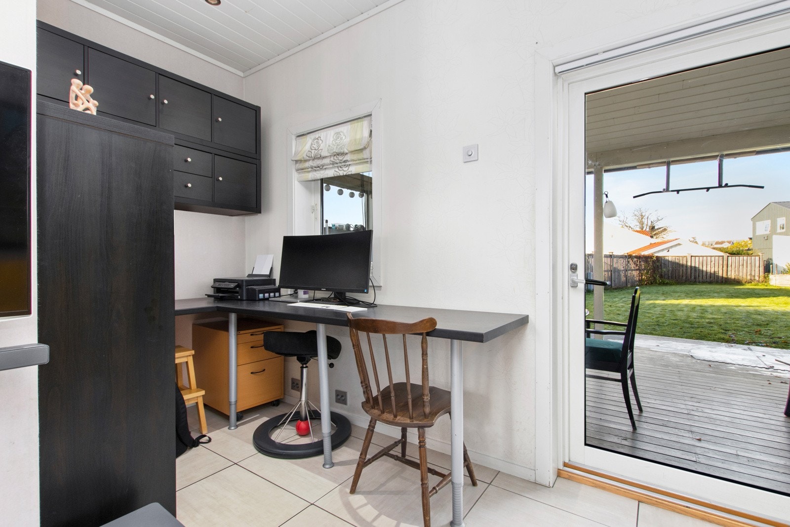 Stue med hjemmekontorhjørne Galleribilde