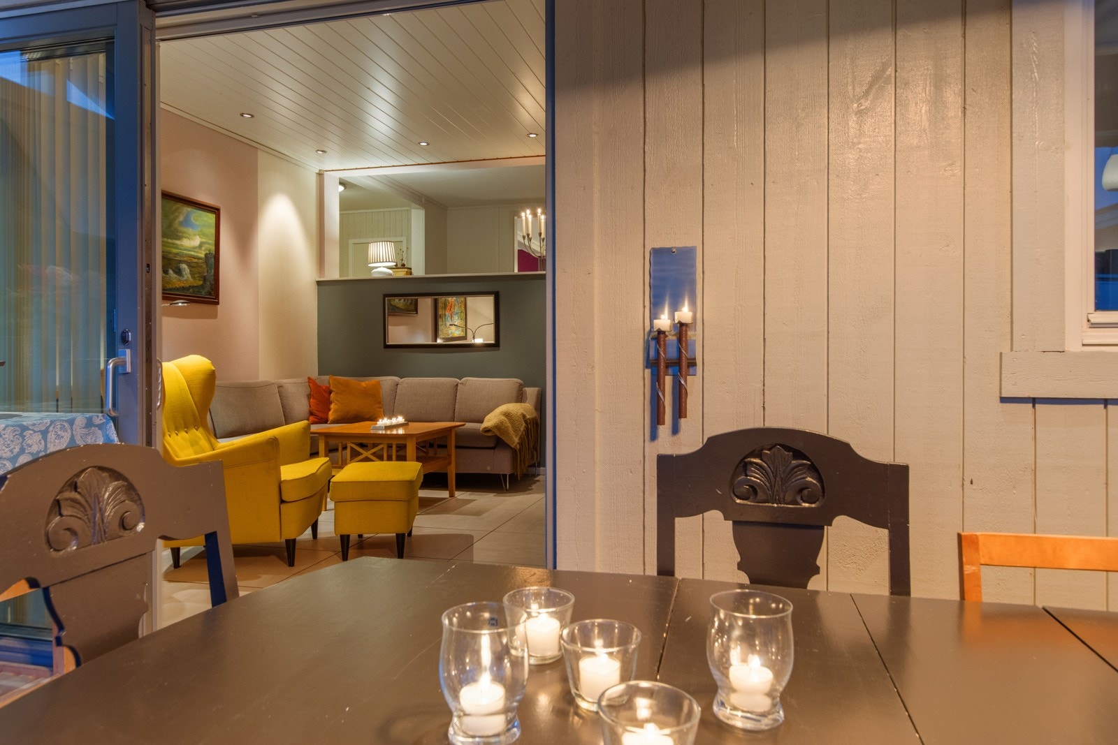 Fra tilbygget stue er det utgang til en stor takoverbygd terrasse og hage. Itillegg er det en solrik terrasse i 2.etg. med flott utsikt over Verdal by. Galleribilde