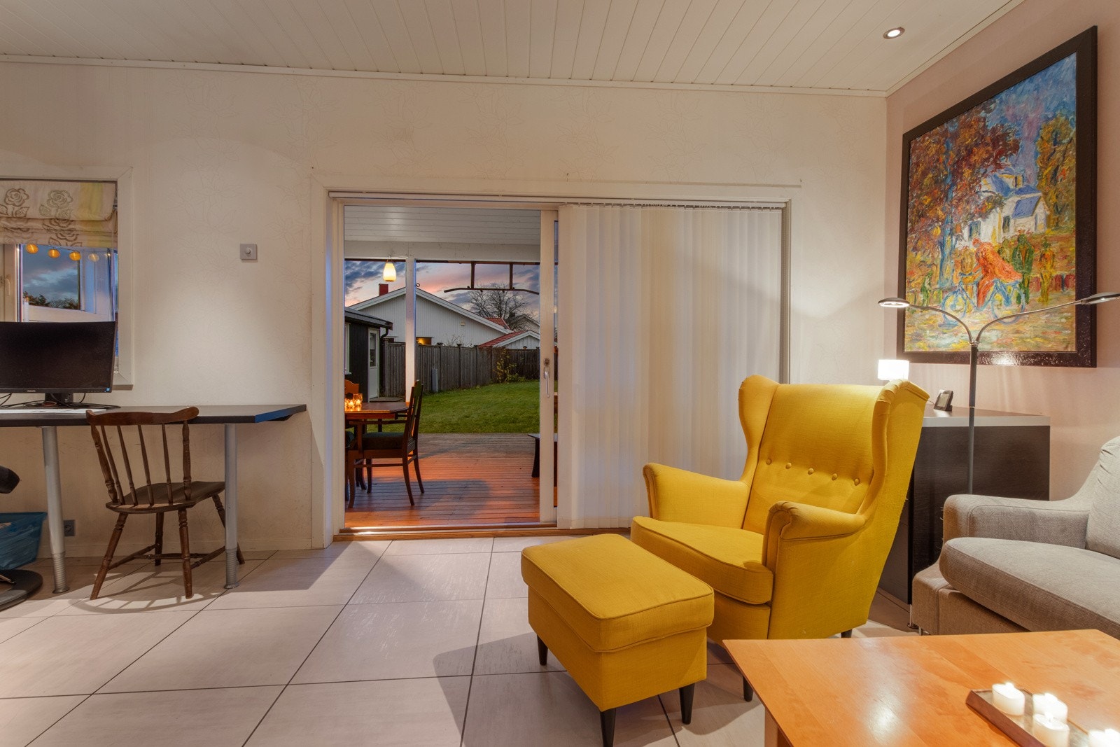 På eiendommen er det oppført en halvpart med 4 soverom, 2 bad i tillegg til vaskerom med wc, flere stuer og terrasser. Galleribilde