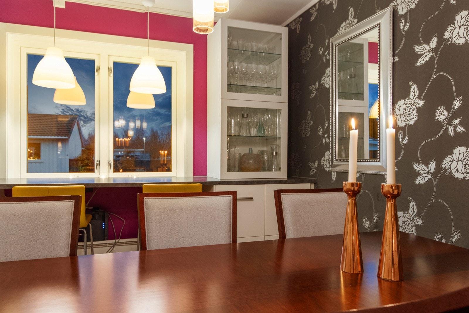 Stort spisebord ved kjøkken installert i 2020. Galleribilde