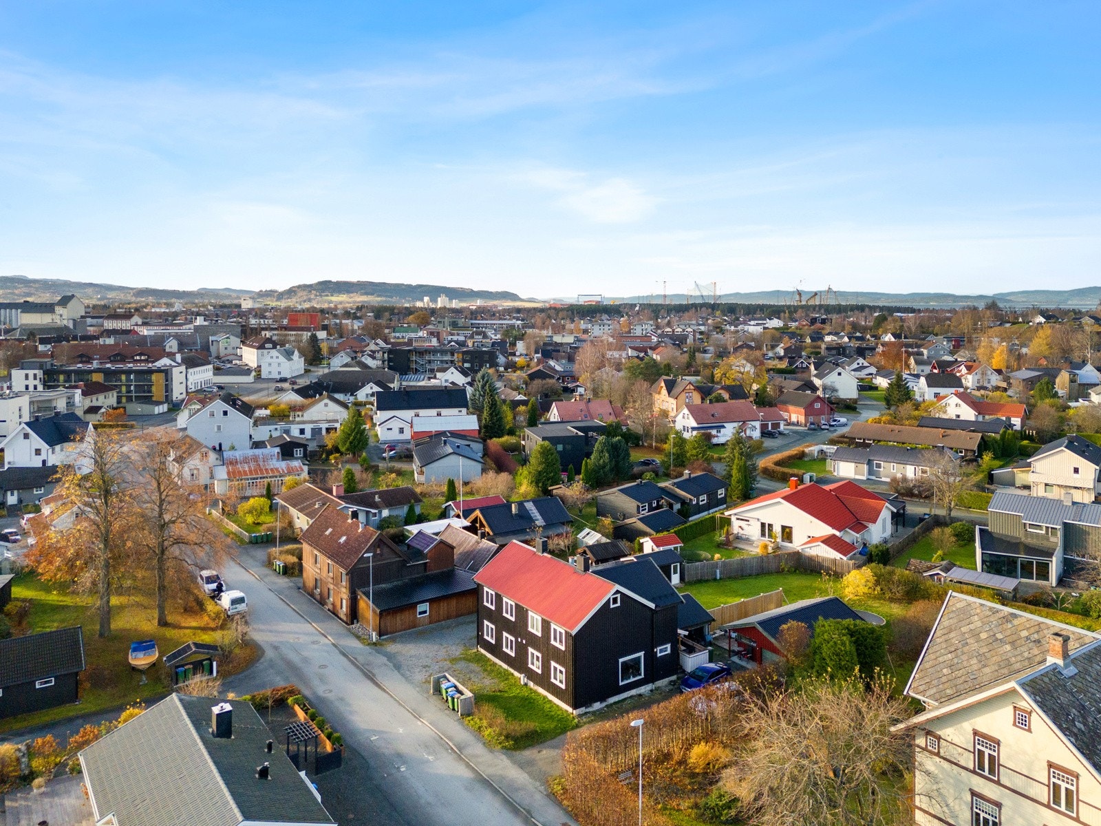 Boligen er godt plassert på tomten slik at man får en stor og skjermet hage. På tomten er det også oppført et isolert anneks som i dag benyttes til kontor, musikk- og treningsrom. Galleribilde