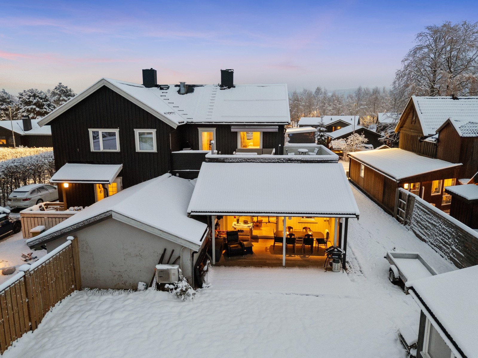 Stor takoverbygd terrasse med tillgang på hagen. Galleribilde