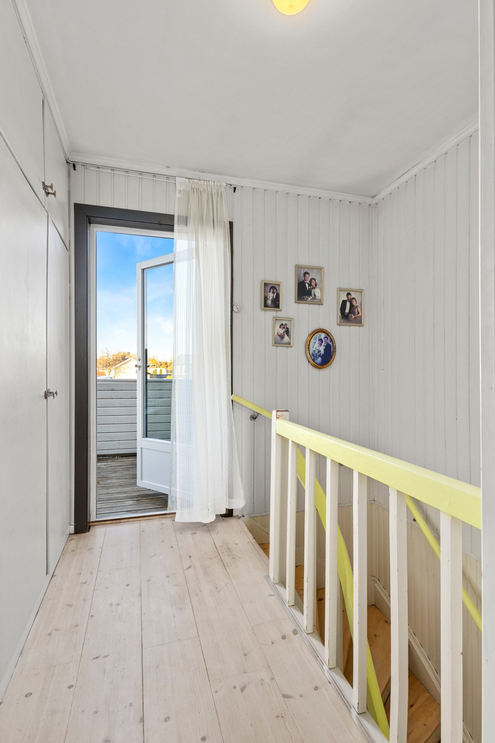 Gang i 2.etg. med utgang til en solrik terrasse med utsikt over Verdal by Galleribilde