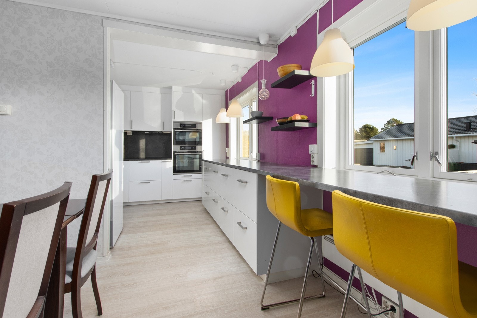 Kjøkkenet har integrerte komfyr, stekeovn og mikro i praktisk høyde. Galleribilde