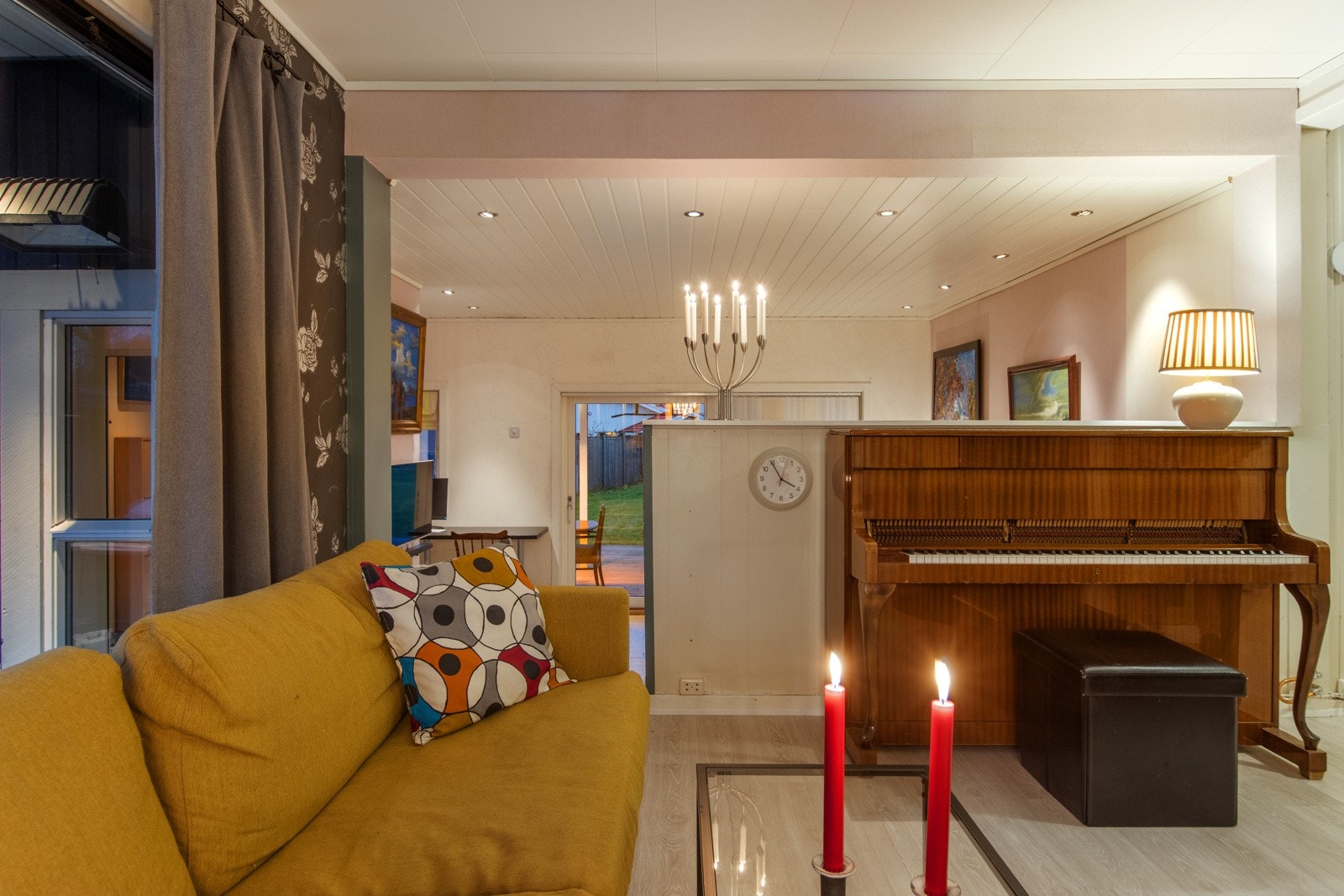 Pianostue mellom tilbygget stue og spisestue. Galleribilde