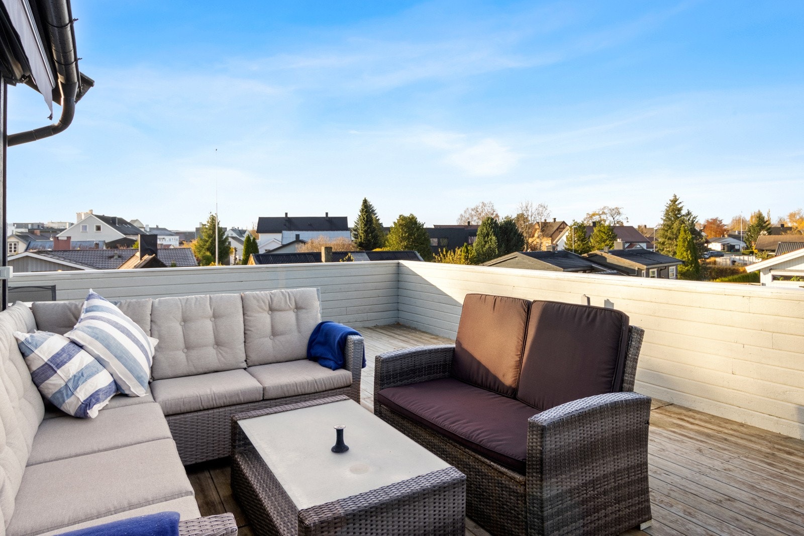 I 2.etg er det en solrik terrasse med flott utsikt over Verdal by. Markise montert. Galleribilde