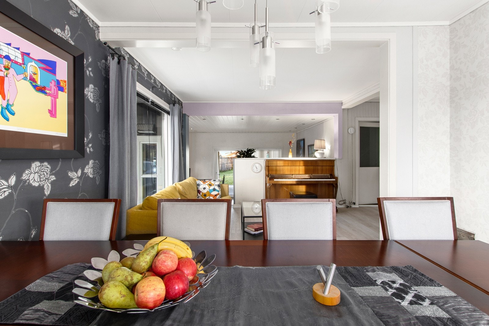 Åpen løsning med flere fine stuesoner. Galleribilde