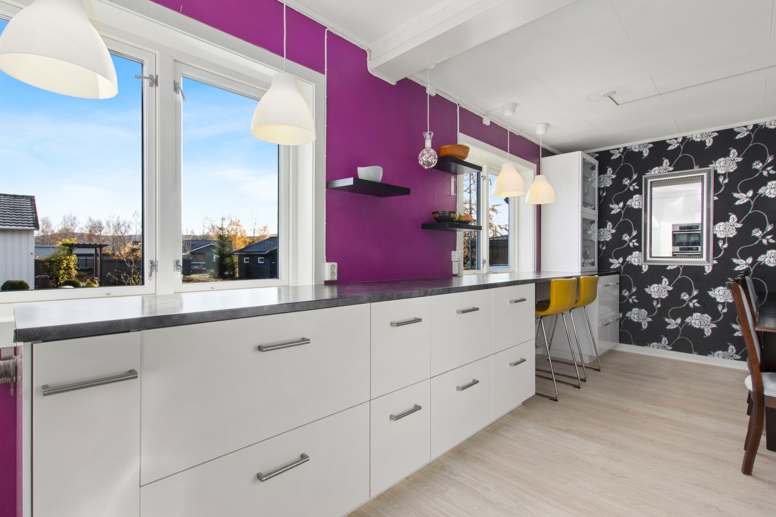 Kjøkken med godt med benk- og lagringsplass med praktiske skuffer. Galleribilde