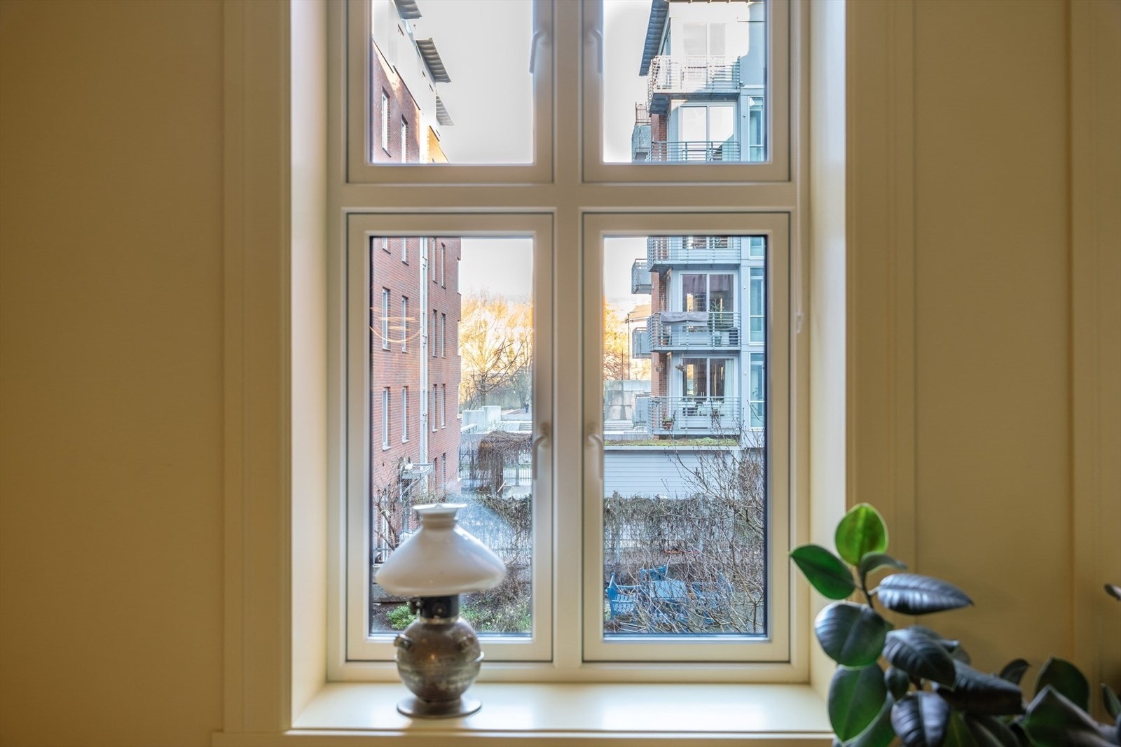 Utsikt fra stue og soverom mot Klosterenga park. Galleribilde