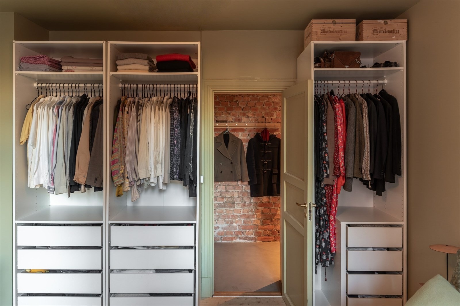 Det er innredet med et stort garderobeskap, perfekt for oppbevaring av klær og diverse. Galleribilde