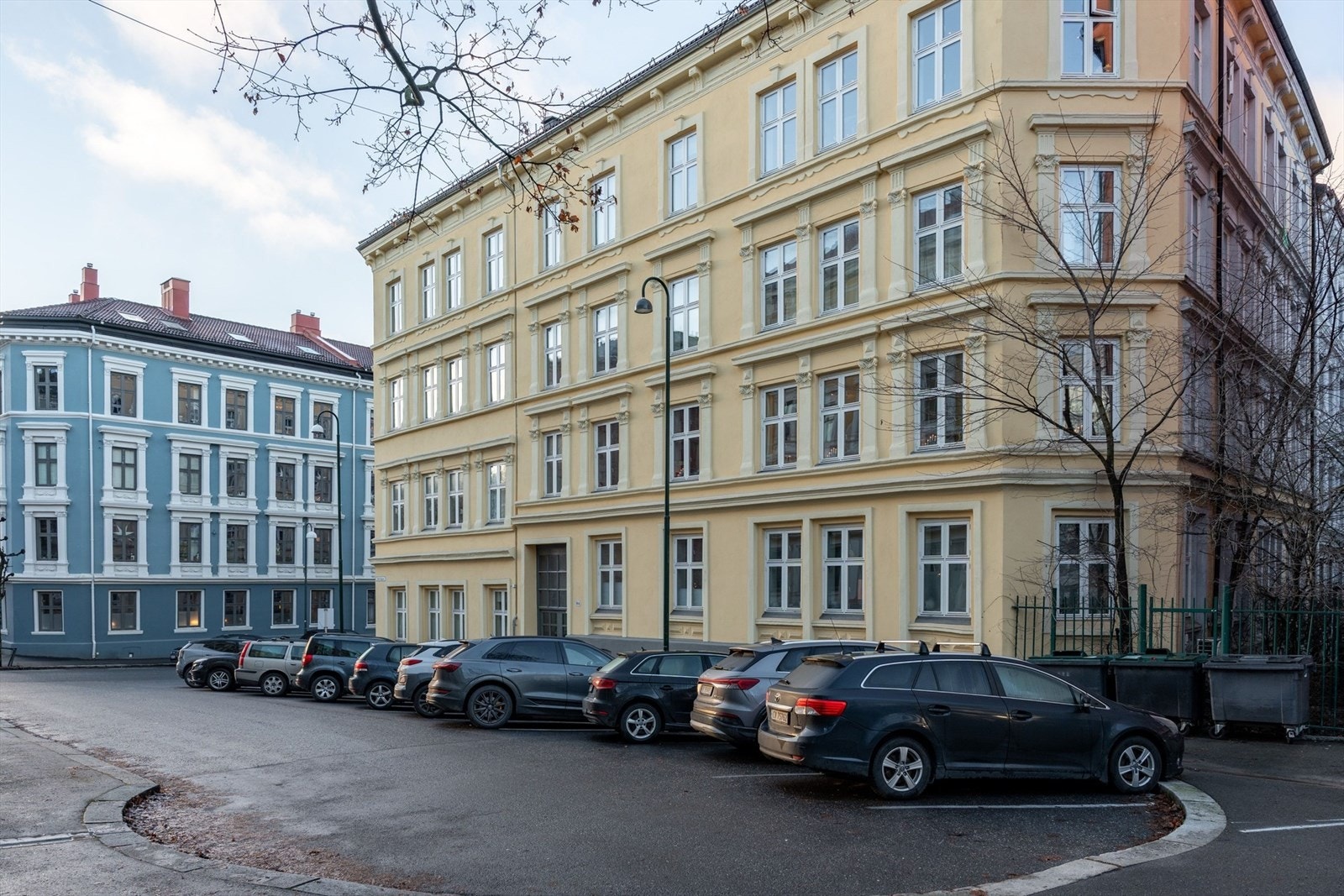 Fasadebilde. Reservert parkering i gaten, forbeholdt medlemmer i lokalt veilag som Schweigaards gate 84 tilhører. Parkeringsbevis vil bli tildelt ny eier. ca 15 parkeringsplasser som deles på eller førstemann til mølla prinsipp. Galleribilde