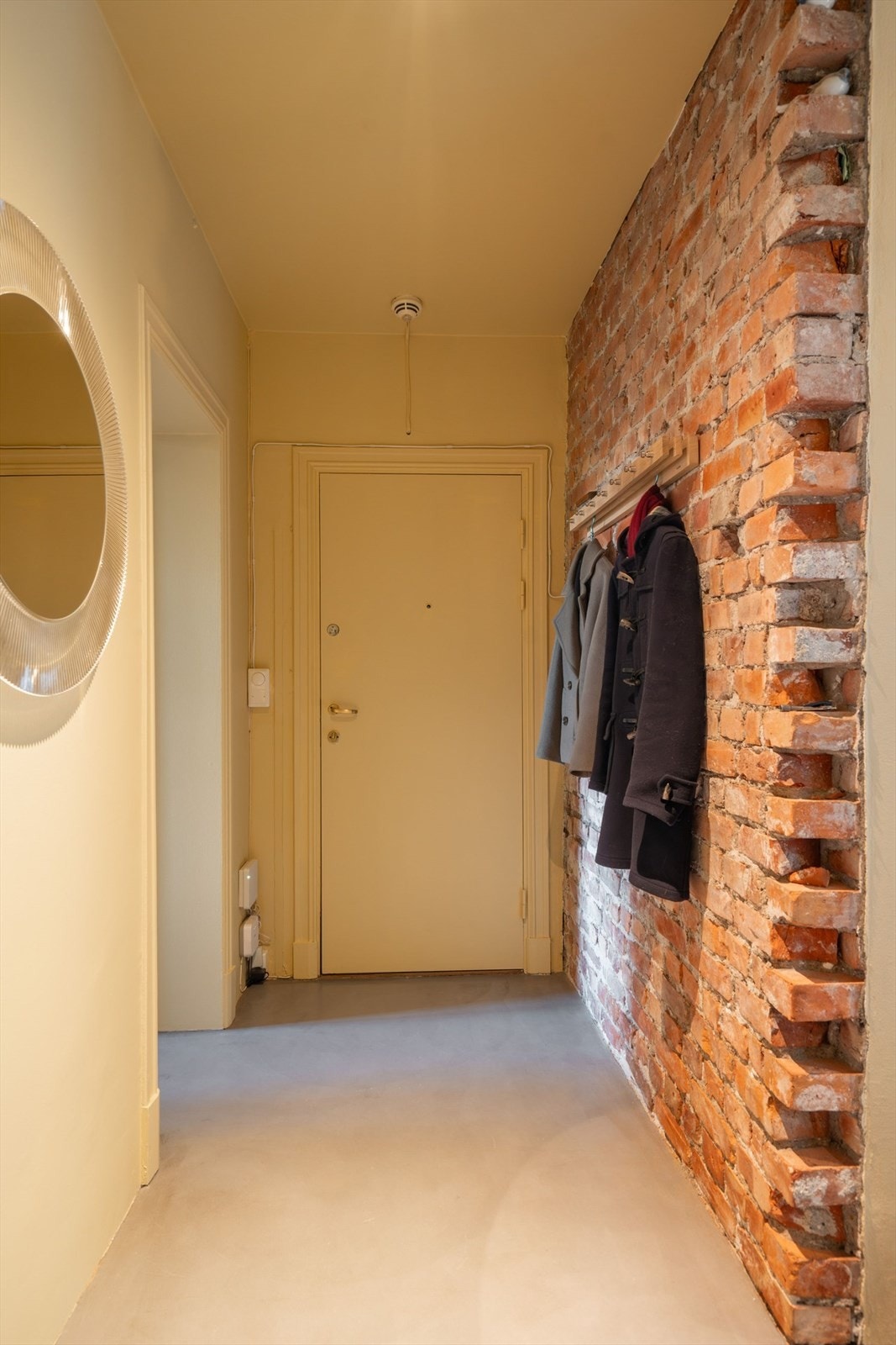 Boligen har en romslig entré med god plass til både sko og yttertøy. Her kan du enkelt innrede med garderobeløsninger som knagger, skoskap eller andre praktiske oppbevaringsløsninger som utnytter plassen godt. Galleribilde