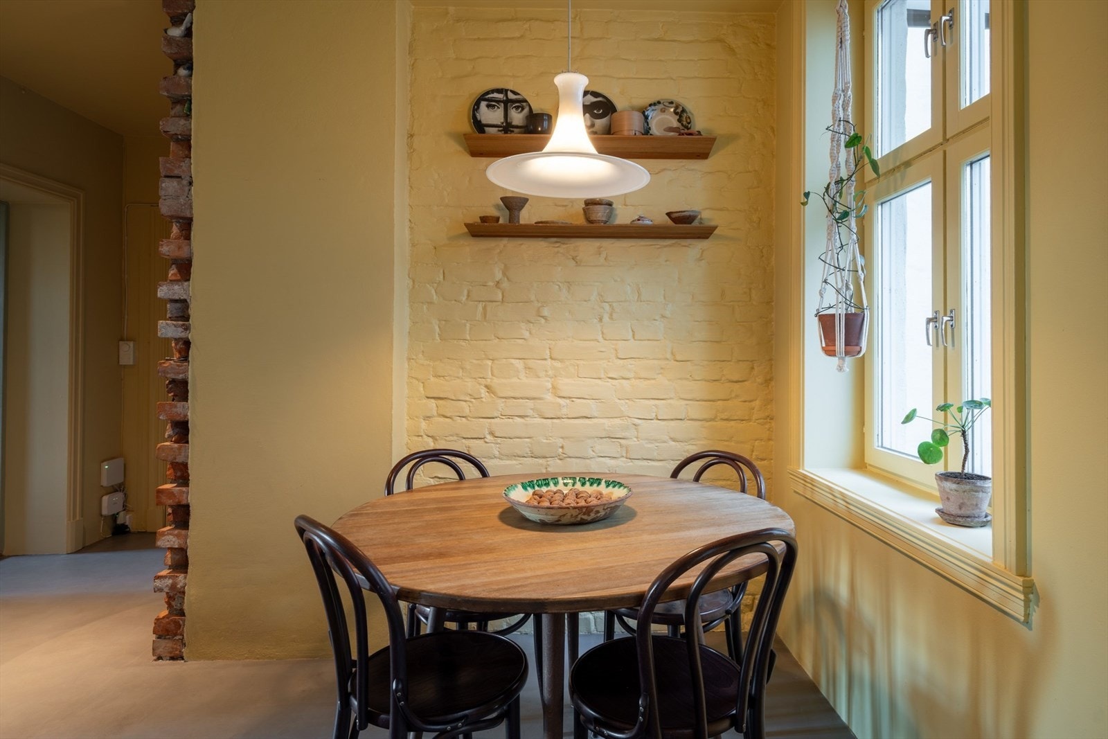 Det er også god plass til et større spisebord, noe som gjør rommet godt egnet for hyggelige middager med venner og familie. Galleribilde